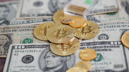 Concepto de monedas de Bitcoin sobre manto de dólares americanos y apariencia de oro