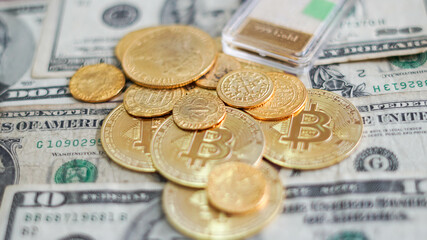 Concepto de monedas de Bitcoin sobre manto de dólares americanos y apariencia de oro