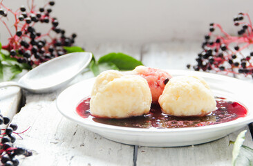 Holundersuppe Suppe Holunder mit Klößen Knödeln Teller Gericht Tisch 