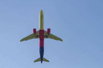 Aereo preso da sotto in atterraggio 