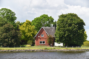 Fototapeta na wymiar Haus am Nord-Ostsee-Kanal 