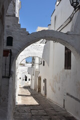 Tra le vie del centro storico di Ostuni la citt&agrave; bianca in Puglia