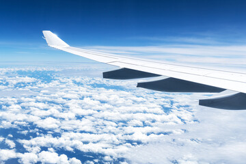 Obraz premium View of clouds and wing from a plane window