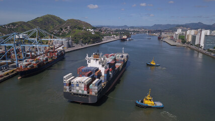 Manobra de navio cargueiro feita por rebocadores entre os portos de Vitória e Vila Velha,...