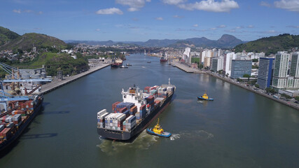 Manobra de navio cargueiro feita por rebocadores entre os portos de Vitória e Vila Velha,...
