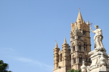 Cattedrale con statua