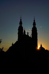 Naklejka premium Dom zu Fulda bei Sonnenuntergang mit Sonnenstern und blauem Himmel im Corona-Sommer 2021