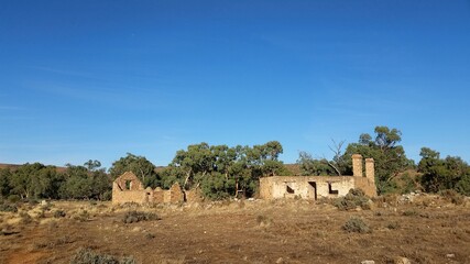 Fototapeta na wymiar Abandoned homestead in the Australian outback