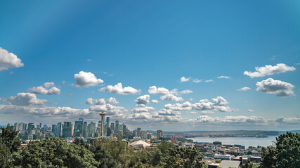 Fototapeta premium Seattle Skline and Harbor with Blue Skies and White Clouds