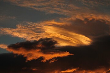 Naklejka na ściany i meble cielo e nuvole al tramonto