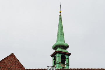 Spitze eines Kirchturms mit oxidiertem Kupfer