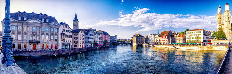 Altstadt von Zürich mit Limmat in der Schweiz