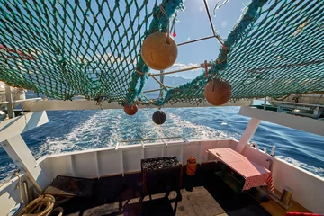 Papier Peint photo autocollant Plage de la Corne d'Or, Brac, Croatie Green fishnet on ship cruise on adriatic sea in Croatia