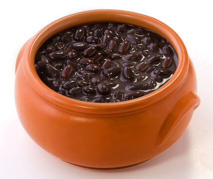 Feij&atilde;o Preto, (feijoada) em cumbuca de cer&acirc;mica marrom no fundo branco para recorte.