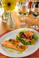 .Salmão Grelhado com Salada