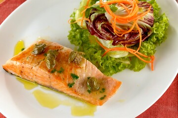 .Salmão Grelhado com Salada