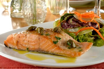 .Salmão Grelhado com Salada