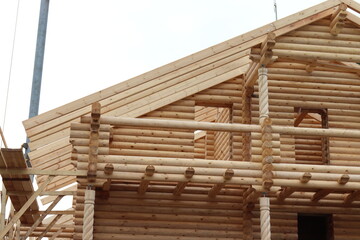 Bau eines modernen Blockhauses. Holzhaus.