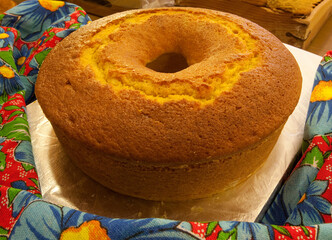 Bolo de fubá inteiro em fundo decorado.