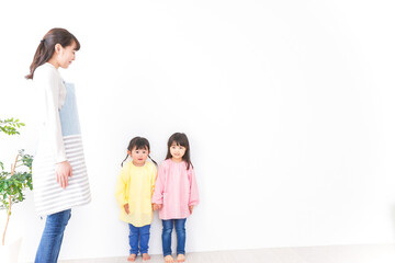 Obraz premium 背比べをする子どもたち