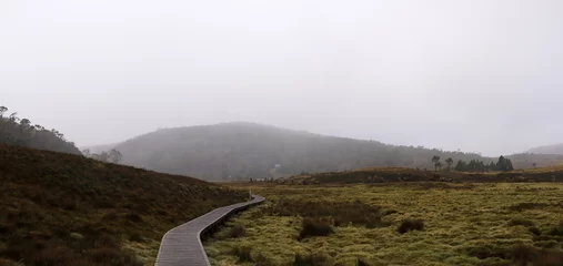 Photo sur Plexiglas Mont Cradle panoramic view of park land around Cradle mountain during a cold foggy season, central Tasmania, Australia.