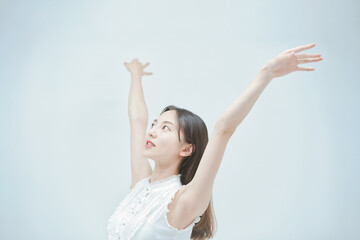 優雅に踊る若い女性