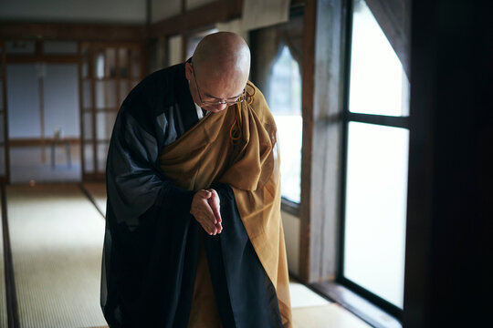 朝のお勤めをする寺の住職