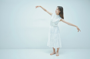 Naklejka premium 優雅に踊る若い女性