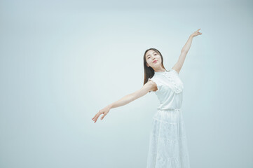 Fototapeta na wymiar 優雅に踊る若い女性