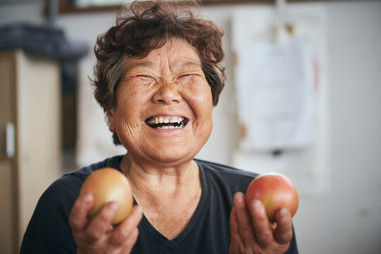 笑顔のトマト農家さん