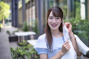 ビジネス　女性　マスクを外す
