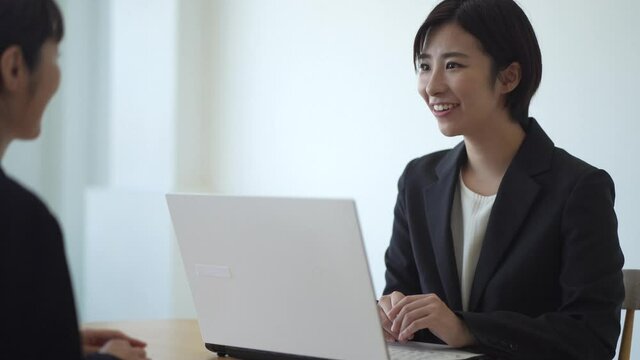 笑顔の女性社員