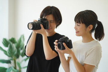 写真の撮り方を教わる女性