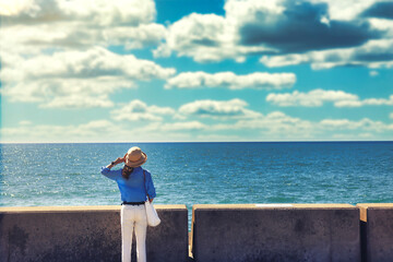 海を眺める女性の後ろ姿 - obrazy, fototapety, plakaty