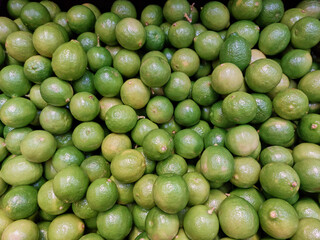 Limones agrios y jugosos a la venta en supermercado, como aderezo de alimentos y preparación de bebidas.