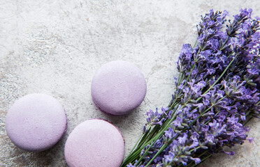 Obraz na płótnie Canvas French macarons with lavender flavor and fresh lavender flowers