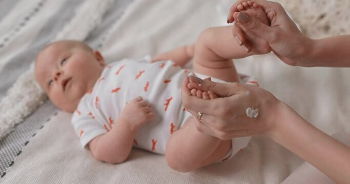 The mother takes care of the baby's skin from birth and lubricates the baby with cream every day.