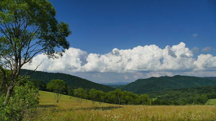 Front burzowy nad górami w Bieszczadach podczas lata.