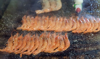 Preparacion langostinos a la plancha en la cocina del asador Urrunaga en Legutiano, Alava, País Vasco