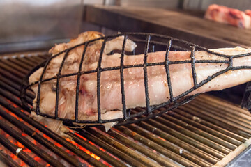 Preparacion de pescados a la brasa en la cocina del asador Urrunaga en Legutiano, Alava, País Vasco