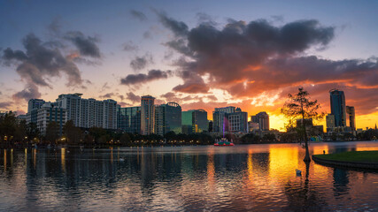 Fototapeta na wymiar Colorful sunset above Lake Eola and city skyline in Orlando, Florida