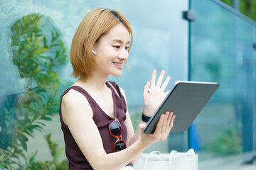 Fototapeta premium タブレットPCを使って、オンラインでコミュニケーションをする女性