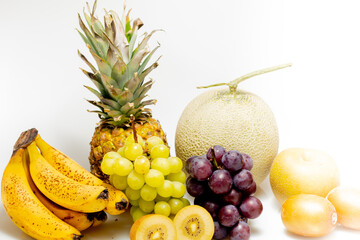 白バックで撮影したフルーツの集合写真