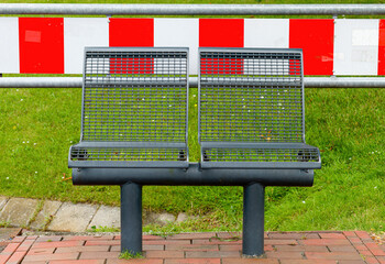Sitzen vor dem Sperrschild
