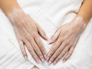 Fototapeta na wymiar Hands spa treatment at spa center