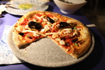 Włoska pizza z owocami morza.