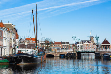 Fototapeta na wymiar オランダ　ライデンの運河沿いの街並み