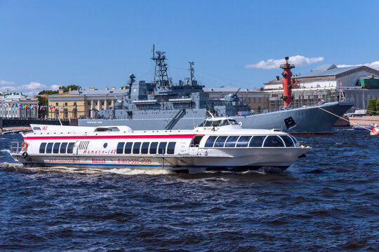 The high-speed hydrofoil Meteor carrying tourists in St. Petersburg.