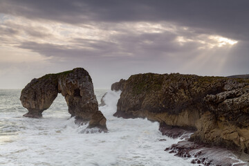 Vista del Castro de las Gaviotas en la playa de la Huelga, cerca de la población de Llanes. Asturias. España. Europa