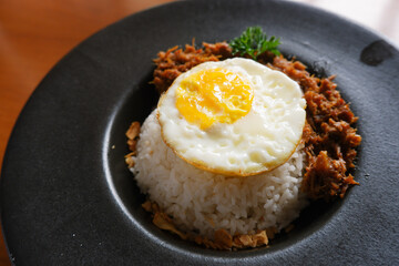 Menu of bluron duck on the wooden table. bluron duck is slow-cooked pulled duck, marinated herbs, steamed rice, sunny side-up eggs. top view